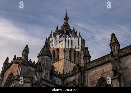 Torre della Cattedrale di St Giles con campanile della corona medievale a Edimburgo, Scozia, Regno Unito. Architettura gotica della High Kirk di Edimburgo, chiesa parrocchiale di t Foto Stock