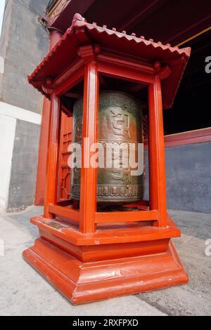 Pechino - Cina, 27 febbraio 2023: Ruota di preghiera del Tempio di Yonghe a Pechino. Foto Stock