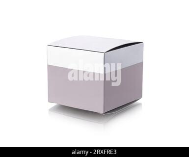 Primo piano dal rosa con scatola vuota in cartone argentato, in piedi sulla superficie dello specchio che mostra riflessi. Isolato su sfondo bianco. Foto Stock