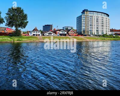 Regno Unito, Nottingham, River Trent, Waterside Apartments e Trent Bridge Cricket Ground Foto Stock