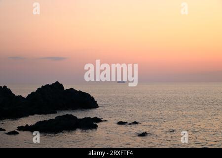 Vista aerea delle Isole Bloods e della Torre Parata, la torre genovese costruita nel 1608, Corsica. Francia. Tramonto sul mare sul porfido rosso scuro Foto Stock