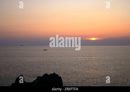 Vista aerea delle Isole Bloods e della Torre Parata, la torre genovese costruita nel 1608, Corsica. Francia. Tramonto sul mare sul porfido rosso scuro Foto Stock