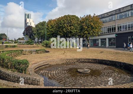 Alcuni alberi sono rimasti in piedi dopo la controversa ondata di abbattimento di Plymouth nel marzo 2023. Armada Way attraverso il principale centro commerciale pedonale wi Foto Stock