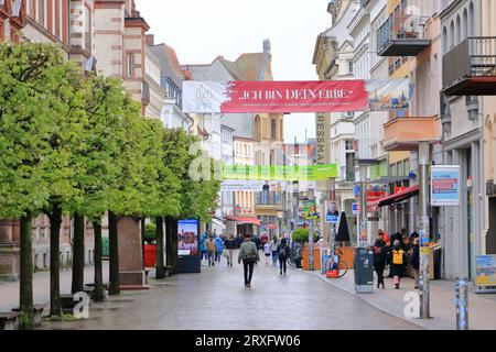 06 maggio 2023 - Schwerin, Meclemburgo-Vorpommern in Germania: Edifici storici e vita cittadina nel centro storico di Schwerin Foto Stock