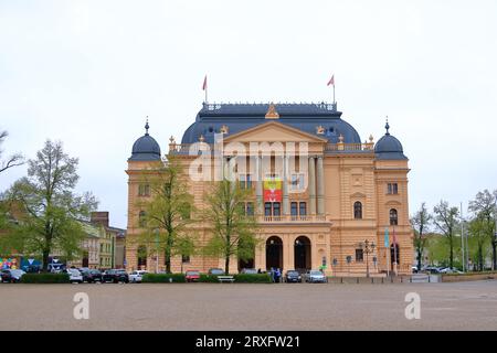 06 maggio 2023 - Schwerin, Meclemburgo-Vorpommern in Germania: Il teatro di stato vicino al museo statale di Schwerin Foto Stock