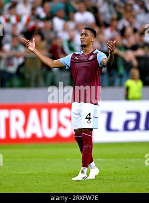 Ezri Konsa dell'Aston Villa durante la partita del gruppo e della UEFA Europa Conference League allo Stadion Wojska Polskiego di Varsavia. Data foto: Giovedì 21 settembre 2023. Foto Stock