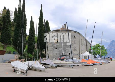 19 maggio 2023 - Riva del Garda in Italia: Gente al porto della città in una giornata nuvolosa Foto Stock