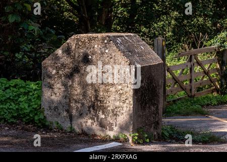 Battaglia, 15 settembre 2023: Trappole per carri armati della seconda guerra mondiale vicino alla chiesa di Santa Maria Foto Stock