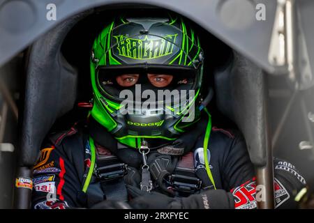 24 settembre 2023, Concord, NC, USA: 24 settembre, 2023 - Concord, NC: il pilota della NHRA Funny Car Series, Matt Hagan, si prepara a correre per i Betway Carolina Nationals. (Immagine di credito: © Walter G Arce Sr Grindstone medi/ASP) SOLO USO EDITORIALE! Non per USO commerciale! Foto Stock