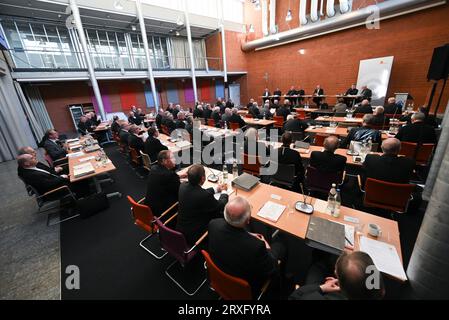 Wiesbaden, Germania. 25 settembre 2023. I membri della Conferenza Episcopale tedesca si sono riuniti nella sala conferenze della Wilhelm-Kempf-Haus all'inizio della sessione plenaria autunnale. La Conferenza Episcopale tedesca è l'associazione dei vescovi di tutte le 27 diocesi (Arcidiocesi) della Germania. Attualmente conta 65 membri. Quest'anno la riunione autunnale si terrà a Wiesbaden-Naurod fino al settembre 28. Crediti: Arne Dedert/dpa/Alamy Live News Foto Stock