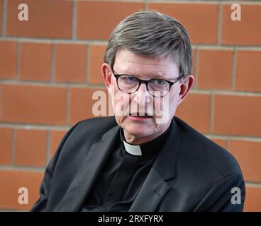 Wiesbaden, Germania. 25 settembre 2023. Il Cardinale Rainer Maria Woelki, Arcivescovo di Colonia, ha preso posto nella sala conferenze della Wilhelm-Kempf-Haus all'inizio della riunione plenaria autunnale della Conferenza Episcopale tedesca. La Conferenza Episcopale tedesca è l'associazione dei vescovi di tutte le 27 diocesi (Arcidiocesi) della Germania. Attualmente conta 65 membri. Quest'anno la riunione autunnale si terrà a Wiesbaden-Naurod fino al settembre 28. Crediti: Arne Dedert/dpa/Alamy Live News Foto Stock