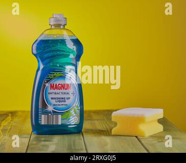 Mansfield, Nottingham, Regno Unito, 25 settembre 2023: Immagine del prodotto in studio di Magnum Washing Up Liquid, Magnum è prodotto e venduto dai negozi Aldi. Foto Stock