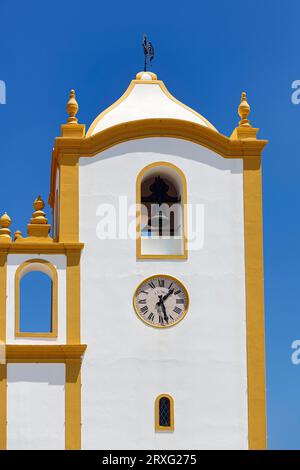 Torre della chiesa, gialla e bianca, Igreja de Nossa Senhora da Luz de Lagos, dettaglio, Praia da Luz, Algarve, Portogallo Foto Stock