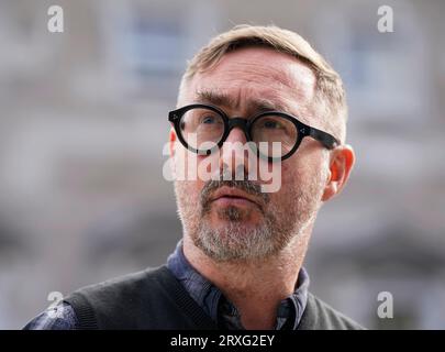 Il portavoce del Sinn Fein Eoin o Broin parla con i media fuori dalla Leinster House a Dublino. Data immagine: Lunedì 25 settembre 2023. Foto Stock