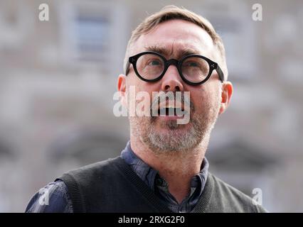 Il portavoce del Sinn Fein Eoin o Broin parla con i media fuori dalla Leinster House a Dublino. Data immagine: Lunedì 25 settembre 2023. Foto Stock