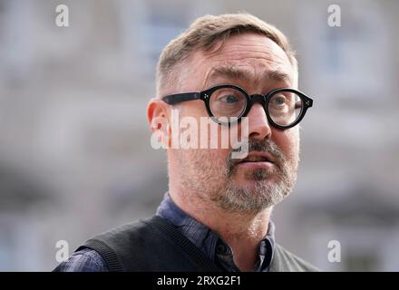 Il portavoce del Sinn Fein Eoin o Broin parla con i media fuori dalla Leinster House a Dublino. Data immagine: Lunedì 25 settembre 2023. Foto Stock