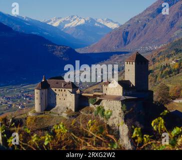 Castello Tirolo vicino a Merano in autunno con vista sulla Val Venosta alto Adige, Italia Foto Stock