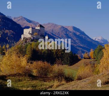 Autunno al castello di Tarasp nella bassa Engadina. CH-Svizzera/Graubuenden Foto Stock