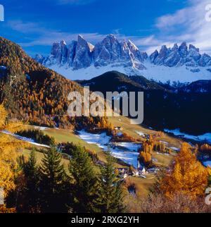 Fine autunno a St. Magdalena in Val Villnoess, sullo sfondo le cime del Geisler e le torri della Fermeda. I-Italy/Dolomiti Foto Stock
