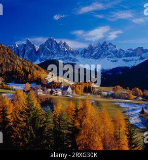 Fine autunno a St. Magdalena in Val Villnoess, sullo sfondo le cime del Geisler e le torri della Fermeda. I-Italy/Dolomiti Foto Stock