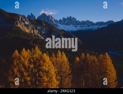 Autunno nel Villnoesstal con vista sui punti Geisler e sulle torri Fermeda. I- Italia/Dolomiti, Autunno nel Villnoesstal con sguardo al Foto Stock