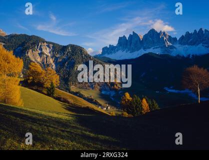 Guarda in autunno nel Villnoesstal con la cappella di Santa Maddalena, a proposito dei punti di Geisler e delle torri Fermeda. I- Italia/Dolomiti, guarda dentro Foto Stock