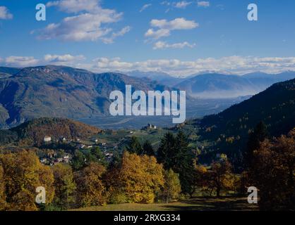 Vista dal Gampenjoch sull'altopiano Prissiano con il castello fortificato fino a Terlan e Bolzano (nella foschia). Sopra il roseto e il Foto Stock