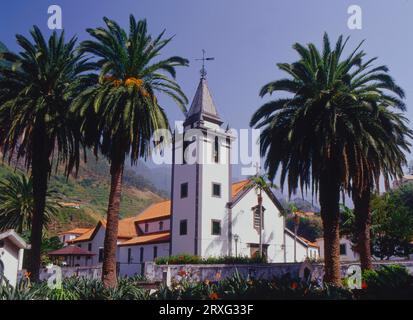 Cimitero e chiesa a Sao Vicente sulla costa nord. P-Portogallo/Isola di Madeira Foto Stock