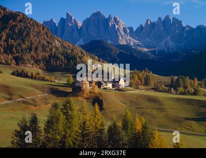 Autunno nella cappella di Santa Maddalena in Villnoesstal, a proposito dei punti Geisler e delle torri Fermeda i- Italia/Dolomiti, autunno nel Foto Stock