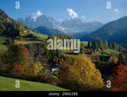 Autunno a Santa Maddalena nel Villnoesstal, a proposito dei punti Geisler e delle torri Fermeda. I- Italia/Dolomiti/alto Adige, autunno a Saint Foto Stock