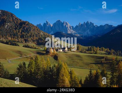 Autunno nella cappella di Santa Maddalena in Villnoesstal, a proposito dei punti Geisler e delle torri Fermeda i- Italia/Dolomiti, autunno nel Foto Stock