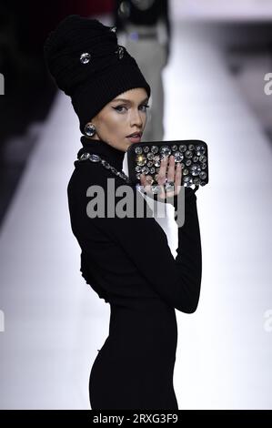 Milano, Italia. 21 settembre 2023. La modella Stella Maxwell cammina in passerella alla sfilata Moschino durante la sfilata Primavera Estate 2024 Collections Fashion Show alla Milano Fashion Week a Milano, Italia, il 21 settembre 2023. (Foto di Jonas Gustavsson/Sipa USA) credito: SIPA USA/Alamy Live News Foto Stock