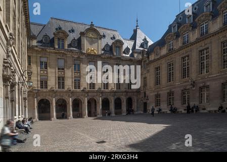 Cortile della Sorbona, la più importante università francese, costruito nel XVII secolo, Parigi, Francia Foto Stock