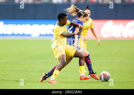 24 settembre 2023: La centrocampista degli Stati Uniti Savannah Demelo (22) e la difensore sudafricana Tllsetso Makhubela (14) si scontrano per la partita di calcio femminile amichevole internazionale tra la nazionale statunitense e il Sudafrica al Soldier Field di Chicago, Illinois. La nazionale statunitense ha sconfitto il Sudafrica 2-0. John Mersits/CSM. Foto Stock