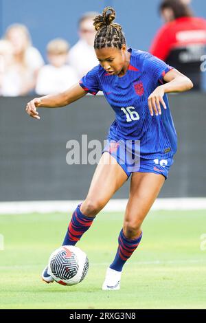 24 settembre 2023: L'attaccante degli Stati Uniti Midge Purce (16) avanza il pallone durante l'International Friendly Women's Soccer match tra la nazionale statunitense e il Sudafrica al Soldier Field di Chicago, Illinois. La nazionale statunitense ha sconfitto il Sudafrica 2-0. John Mersits/CSM. (Immagine di credito: © John Mersits/Cal Sport Media) Foto Stock