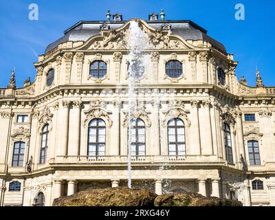 Facciata della Residenz, fontana, dettaglio, Würzburg, bassa Franconia, Franconia, Baviera, Germania, Europa Foto Stock