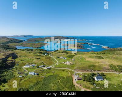 Vista aerea del villaggio e dell'insediamento sparso di Drumbeg e Eddrachilis Bay sulla costa atlantica, Contea, Sutherland, Northwest Highlands Foto Stock