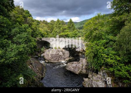Thomas Telford Bridge, completato nel 1813, attraversa il fiume Moriston, Invermoriston, Highlands, Scozia, Regno Unito Foto Stock