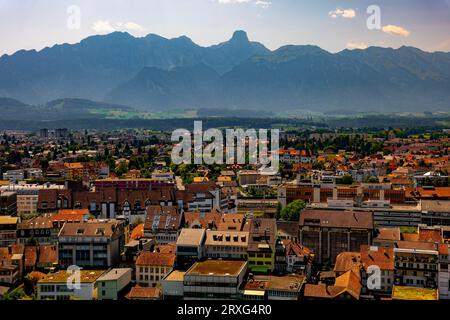 Vista aerea sulla città di Thun e la montagna in una giornata di sole a Thun, Oberland Bernese, Cantone di Berna, Svizzera Foto Stock