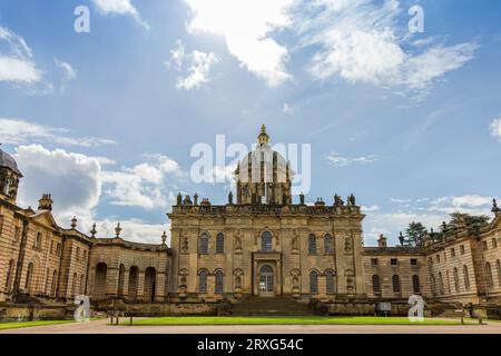 Ingresso principale a Castle Howard. La facciata, con i suoi due pilastri dorici giganti alternati, gli assi a doppia finestra e la cupola, è altamente originale. Foto Stock