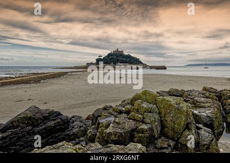 St Michaels Mount visto da Marazion in Cornovaglia, Inghilterra, Regno Unito Foto Stock