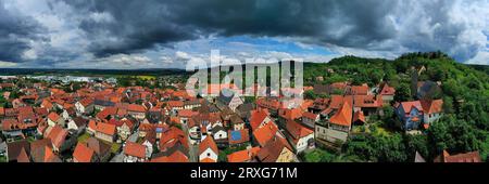 Vista aerea di Koenigsberg in Baviera. La città è circondata da colline e foreste. Il cielo è nuvoloso e scuro, a indicare una tempesta in avvicinamento. Foto Stock