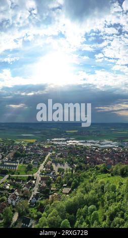 Vista aerea di Koenigsberg in Baviera. La città è circondata da colline e foreste. Il cielo è nuvoloso e scuro, a indicare una tempesta in avvicinamento. Foto Stock