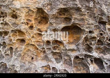 Vista della consistenza di una pietra. Sfondo di un'antica superficie rocciosa. Foto Stock