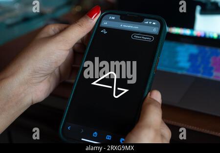 In questa foto una persona naviga sul sito di Neuralink su uno smartphone, a Guwahati, India, il 23 settembre 2023. Neuralink e' un Foto Stock