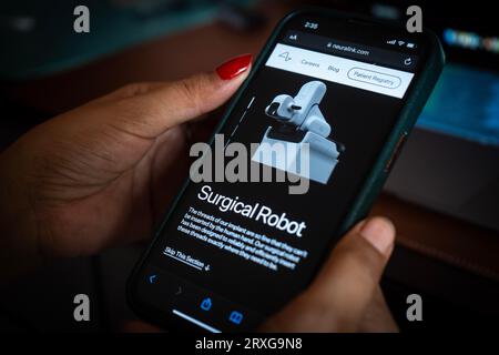 In questa foto una persona naviga sul sito di Neuralink su uno smartphone, a Guwahati, India, il 23 settembre 2023. Neuralink e' un Foto Stock