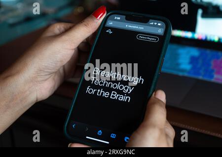 In questa foto una persona naviga sul sito di Neuralink su uno smartphone, a Guwahati, India, il 23 settembre 2023. Neuralink e' un Foto Stock