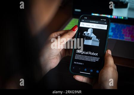 In questa foto una persona naviga sul sito di Neuralink su uno smartphone, a Guwahati, India, il 23 settembre 2023. Neuralink e' un Foto Stock