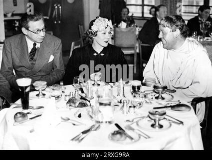 Ospite MARY PICKFORD pranzi con il capo della London Film Productions ALEXANDER KORDA e CHARLES LAUGHTON (in costume per il film successivamente abbandonato i, CLAUDIUS regista JOSEF von STERNBERG libro Robert Graves) al ristorante dei Denham Studios in Inghilterra all'inizio di marzo 1937 pubblicità per London Film Productions Foto Stock