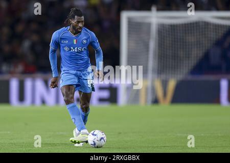 Il centrocampista camerunese Andre Zambo Anguissa controlla la palla durante la partita di serie A tra Bologna FC 1909 vs SSC Napoli allo Stadio Renato dall'Ara Bologna, il 24 settembre 2023. Foto Stock